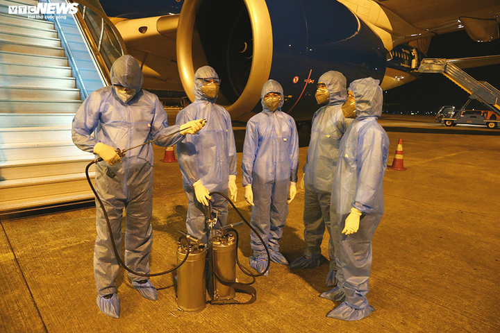 Cận cảnh quy trình phun thuốc khử trùng máy bay phòng dịch Covid-19 - 1