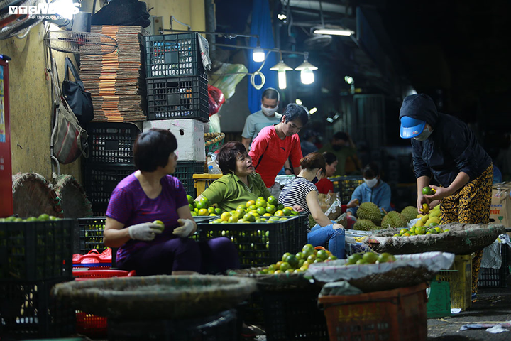 Ngày đầu Hà Nội tạm đóng cửa hàng dịch vụ không thiết yếu: Dồi dào hàng hóa ở chợ - 2