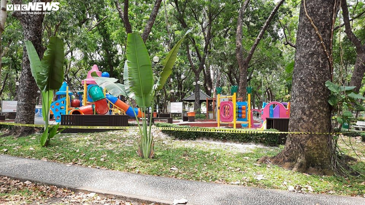 Ảnh: Công viên TP.HCM đồng loạt phong tỏa khu vui chơi trẻ em, khu tập thể dục - 4