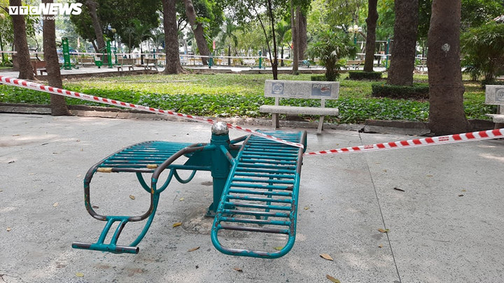 Ảnh: Công viên TP.HCM đồng loạt phong tỏa khu vui chơi trẻ em, khu tập thể dục - 5