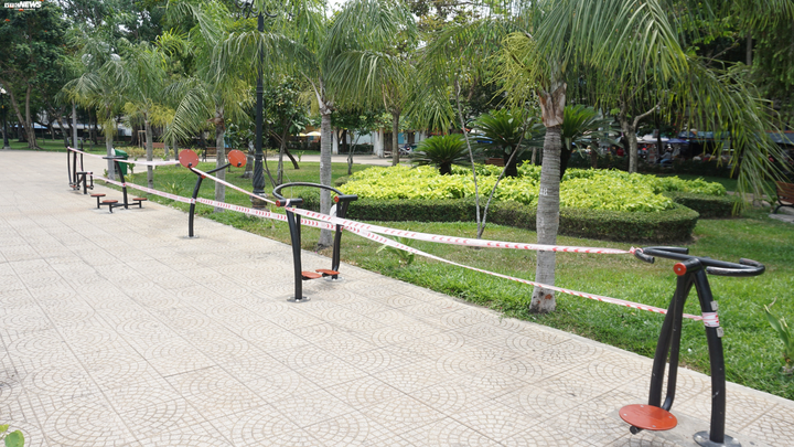 Ảnh: Công viên TP.HCM đồng loạt phong tỏa khu vui chơi trẻ em, khu tập thể dục - 6
