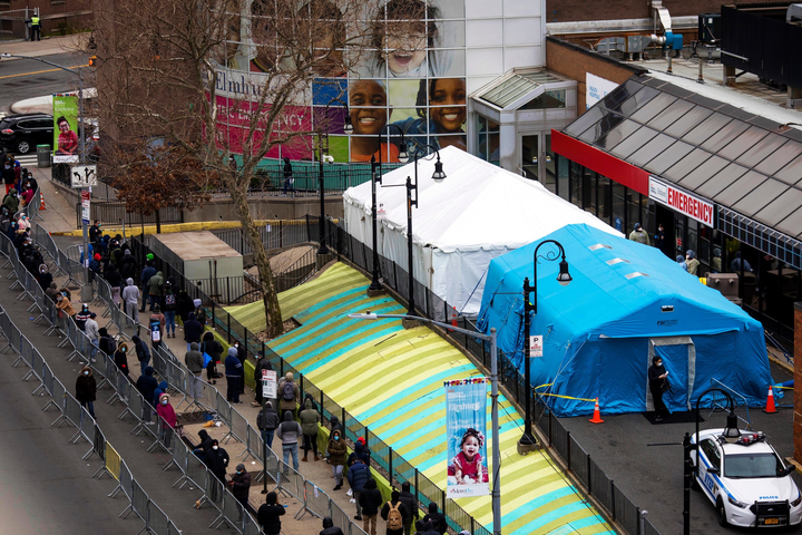 Bệnh viện ở New York: Hết chỗ chứa trong nhà xác, 3 bệnh nhân chung 1 máy thở - 1