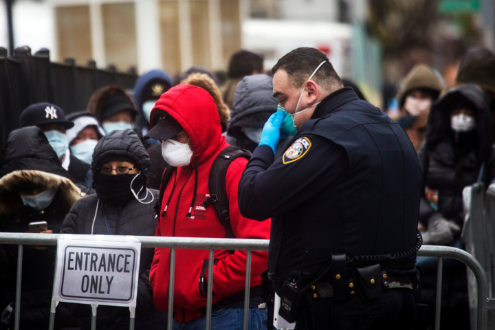 Bệnh viện ở New York: Hết chỗ chứa trong nhà xác, 3 bệnh nhân chung 1 máy thở - 4