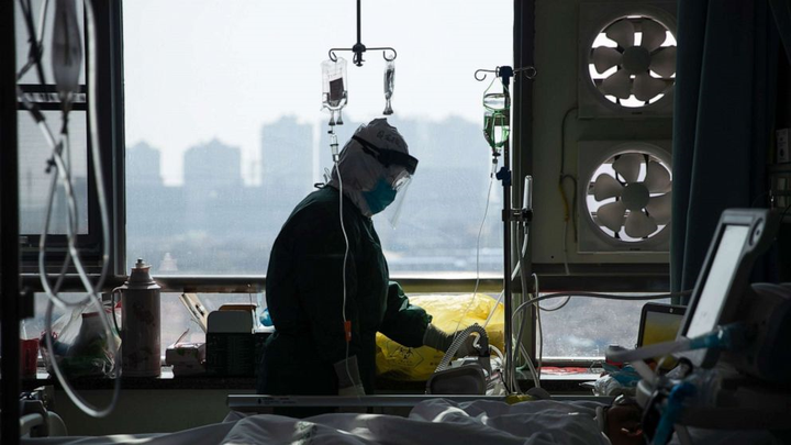 Bệnh viện ở New York: Hết chỗ chứa trong nhà xác, 3 bệnh nhân chung 1 máy thở - 2