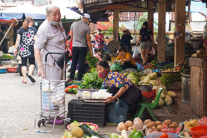 Ngày đầu Hà Nội tạm đóng cửa hàng dịch vụ không thiết yếu: Dồi dào hàng hóa ở chợ - 8