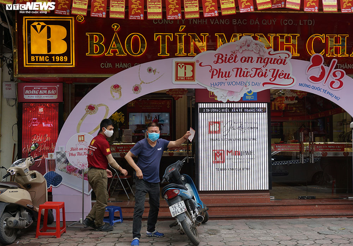 'Phố vàng' Hà Nội vắng vẻ, cố 'níu' khách trước khi đóng cửa - 3