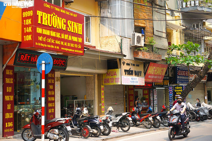 'Phố vàng' Hà Nội vắng vẻ, cố 'níu' khách trước khi đóng cửa - 6