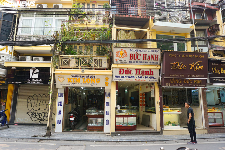 'Phố vàng' Hà Nội vắng vẻ, cố 'níu' khách trước khi đóng cửa - 8