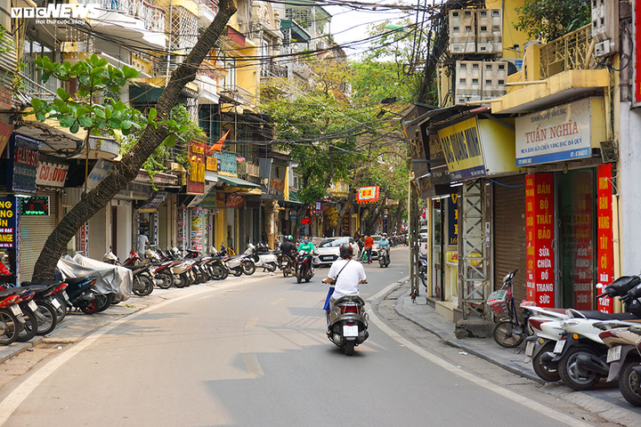 'Phố vàng' Hà Nội vắng vẻ, cố 'níu' khách trước khi đóng cửa - 5