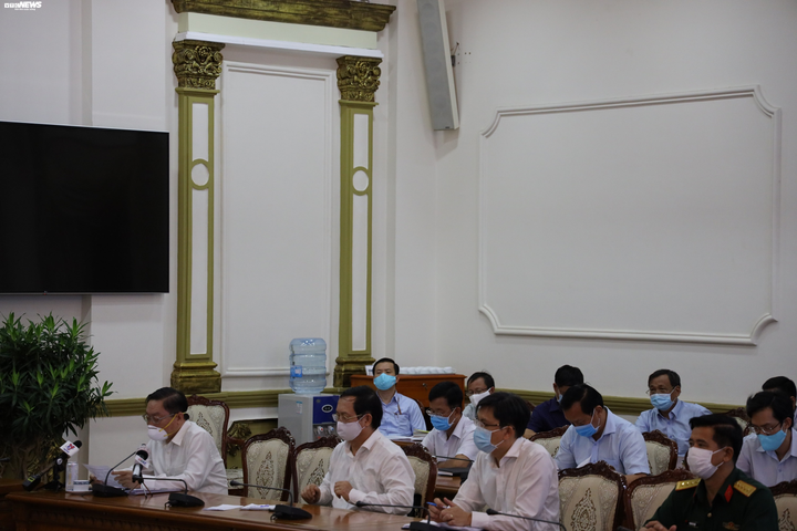 Bí thư TP.HCM: Cưỡng chế, xử phạt nghiêm người ra đường không đeo khẩu trang - 1