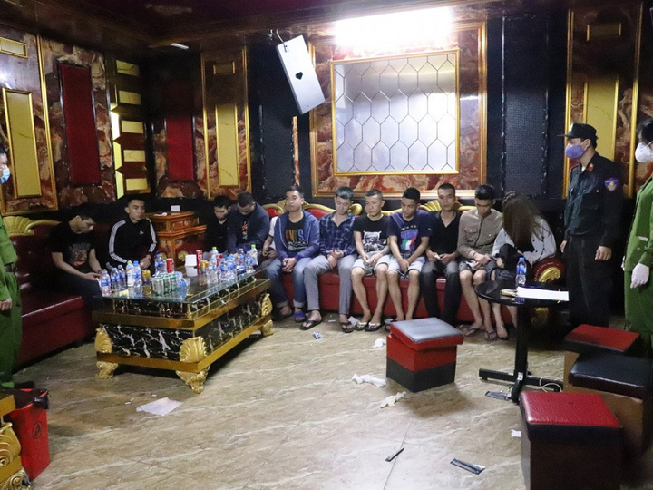 Giữa đại dịch Covid-19, 76 thanh niên vẫn mở 'tiệc ma túy' trong quán karaoke - 1