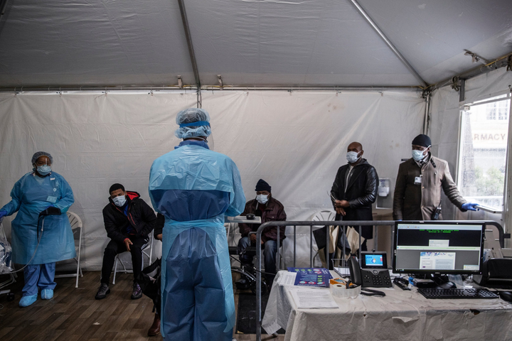 Bệnh viện ở New York: Hết chỗ chứa trong nhà xác, 3 bệnh nhân chung 1 máy thở - 5