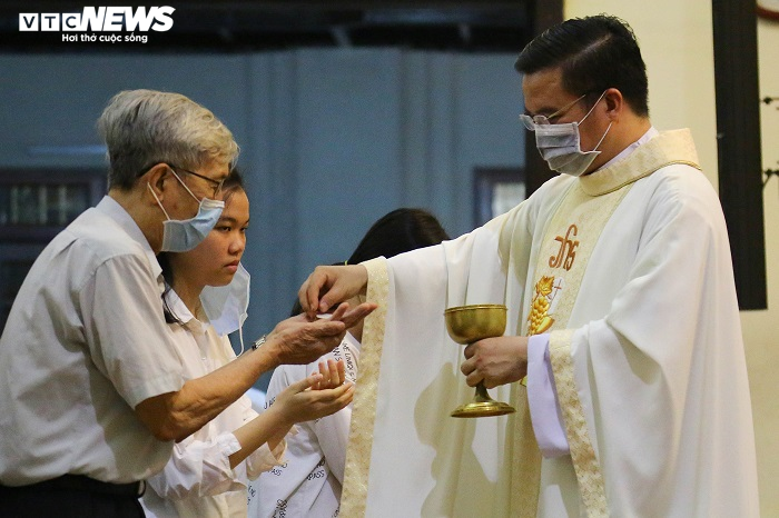 Cận cảnh nhà thờ Thái Hà phát livestream thánh lễ ngăn Covid-19 - 3