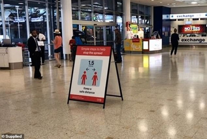 Phớt lờ Covid-19, hàng trăm người Australia 'đứng cạnh nhau' ở sân bay - 3