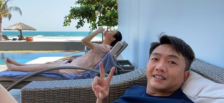 Khuyên mọi người hạn chế ra đường, Cường Đô La vô tình để lộ vợ đang mang thai - 1