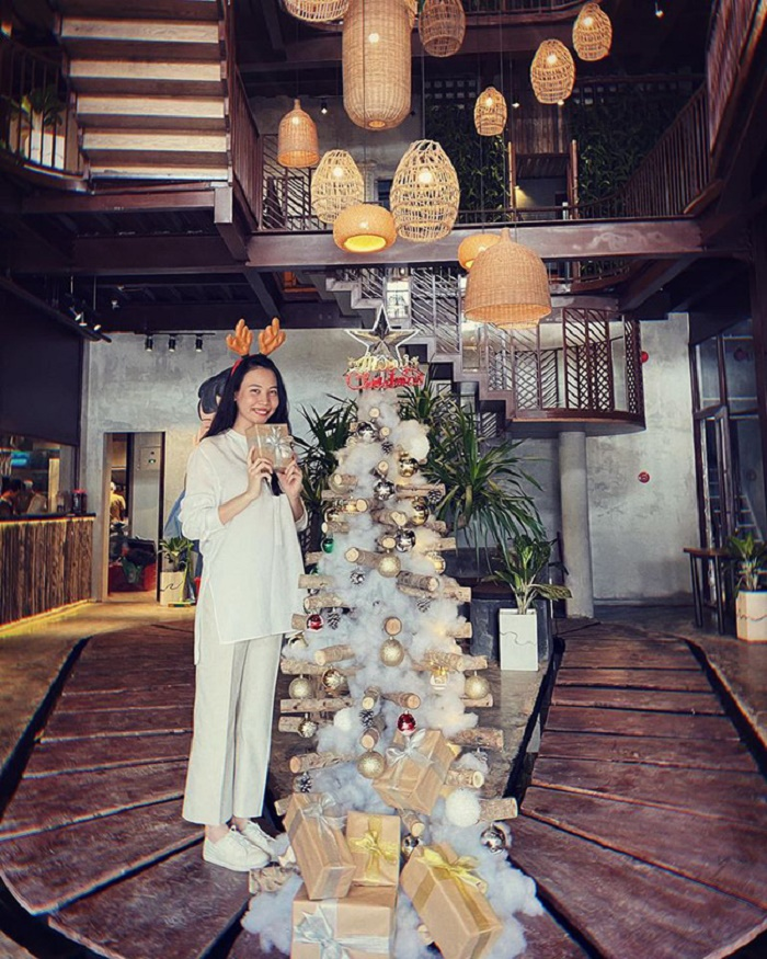 Khuyên mọi người hạn chế ra đường, Cường Đô La vô tình để lộ vợ đang mang thai - 2