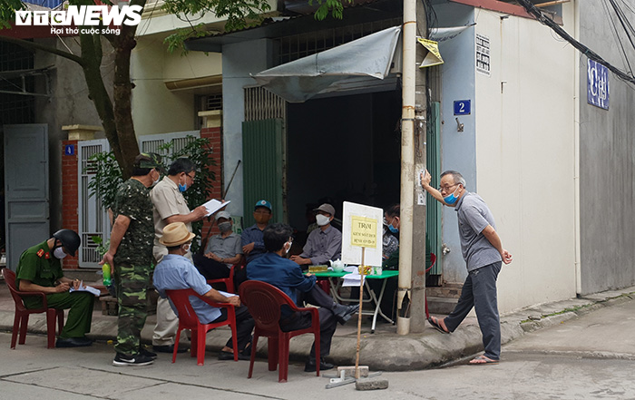 Ảnh: Hải Phòng kiểm tra thân nhiệt tất cả người ra vào thôn xóm - 11