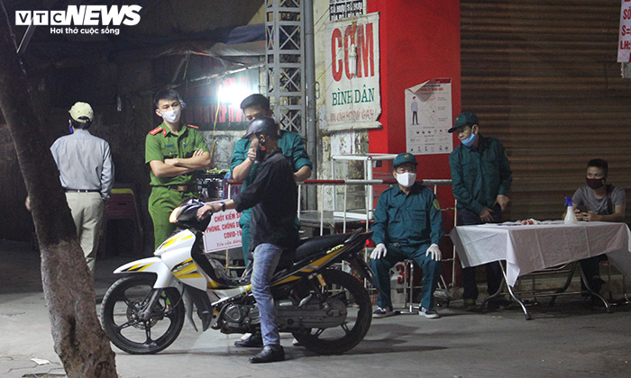 Ảnh: Hải Phòng kiểm tra thân nhiệt tất cả người ra vào thôn xóm - 12