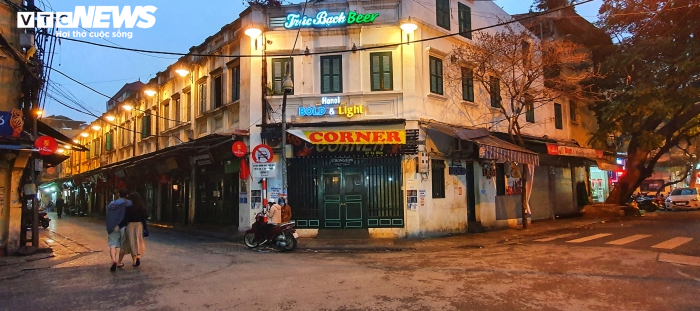 Ảnh: Quán xá đóng cửa, phố phường Hà Nội ngủ yên giữa mùa dịch - 14