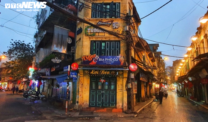 Ảnh: Quán xá đóng cửa, phố phường Hà Nội ngủ yên giữa mùa dịch - 13