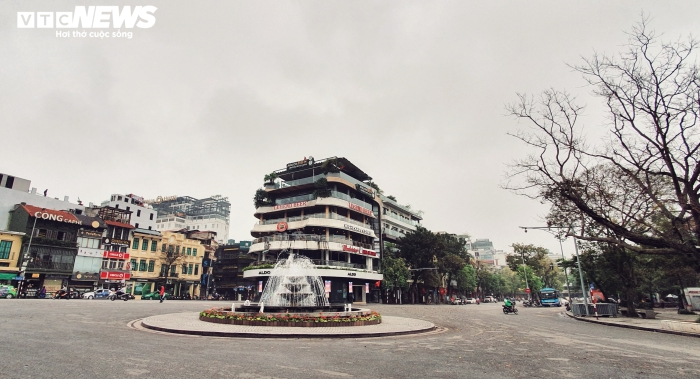 Ảnh: Quán xá đóng cửa, phố phường Hà Nội ngủ yên giữa mùa dịch - 1