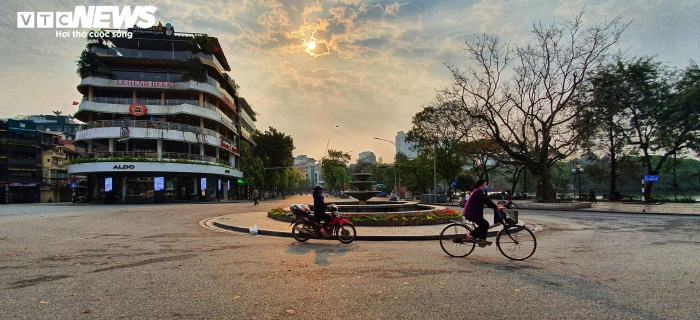 Ảnh: Quán xá đóng cửa, phố phường Hà Nội ngủ yên giữa mùa dịch - 7
