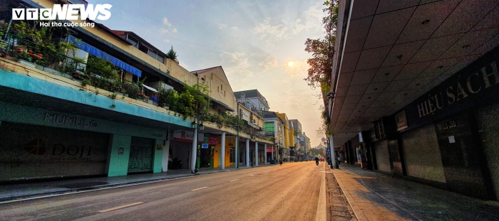 Ảnh: Quán xá đóng cửa, phố phường Hà Nội ngủ yên giữa mùa dịch - 10