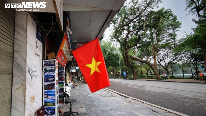 Ảnh: Quán xá đóng cửa, phố phường Hà Nội ngủ yên giữa mùa dịch - 11
