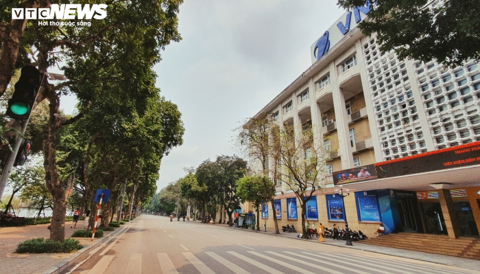 Ảnh: Quán xá đóng cửa, phố phường Hà Nội ngủ yên giữa mùa dịch - 6