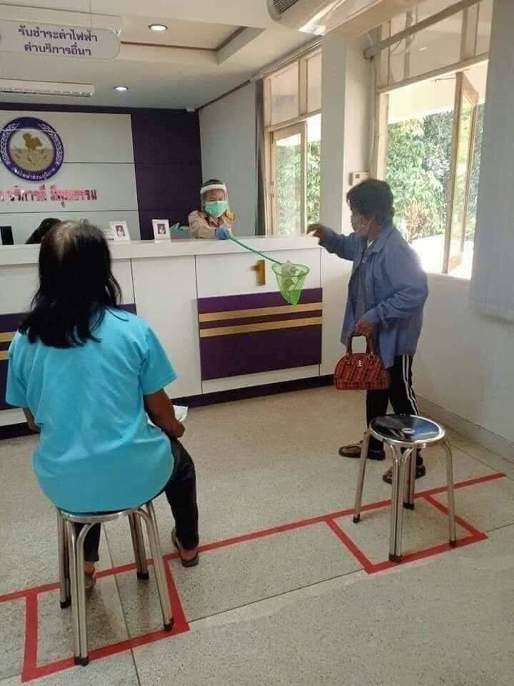 Hài hước tuyệt chiêu 'giãn cách xã hội' giữa mùa dịch Covid-19 - 5