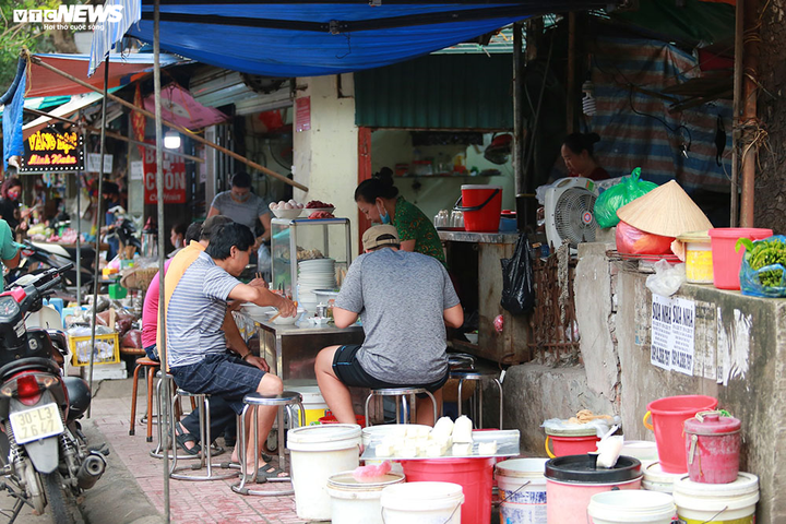 Hàng quán bán đồ ăn sáng ở Hà Nội vẫn chật kín khách - 4