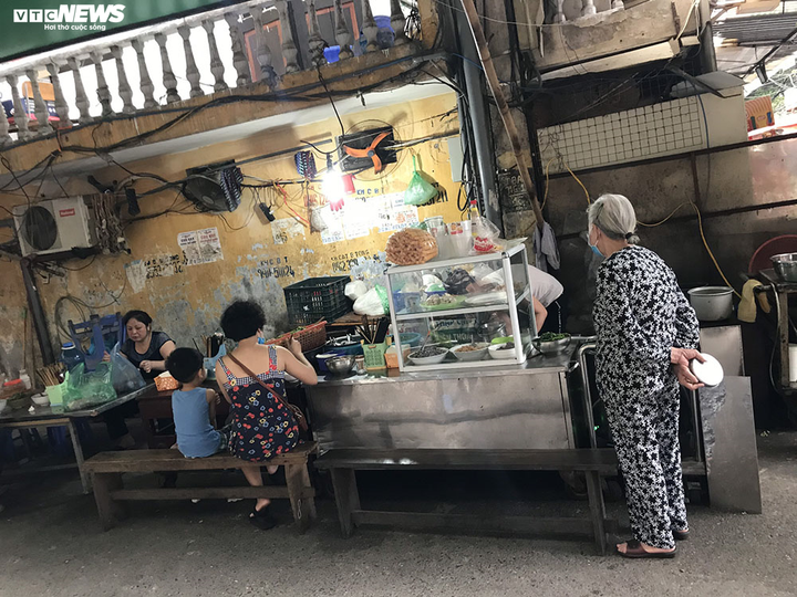 Hàng quán bán đồ ăn sáng ở Hà Nội vẫn chật kín khách - 6