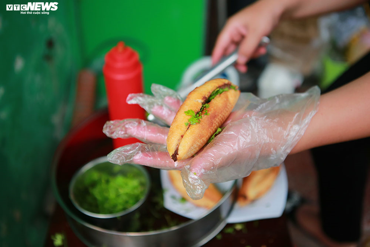 Hàng quán bán đồ ăn sáng ở Hà Nội vẫn chật kín khách - 9