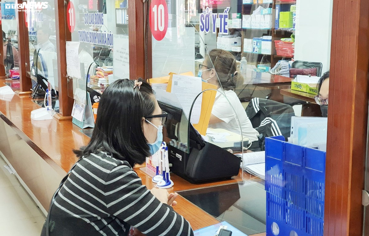 Dân 2 lần đi lấy chứng chỉ, cán bộ trả lời ‘mực chưa khô nên chưa cấp’ - 1