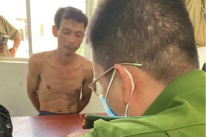 Bắt kẻ tưới xăng đốt nhà trọ khiến 2 mẹ con nguy kịch - 1