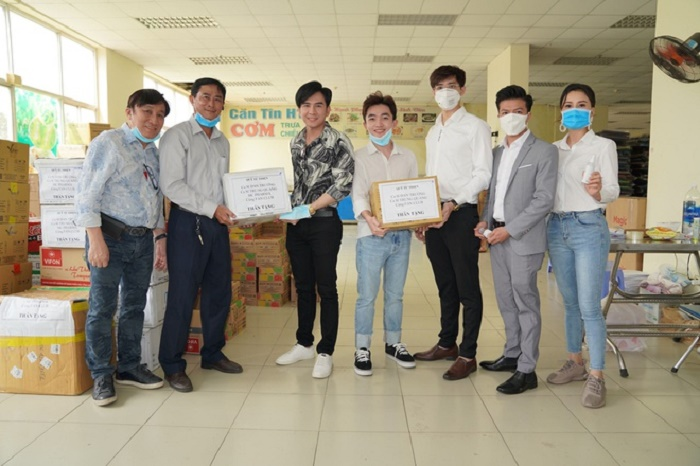 Hòa Minzy, Đức Phúc ra Hà Nội, góp 300 triệu đồng chống dịch - 2