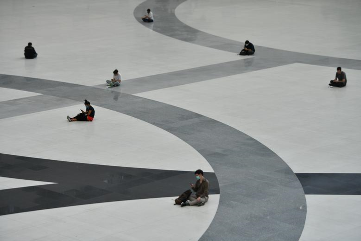 Ảnh: Thế giới 'giãn cách xã hội' ngăn đại dịch Covid-19 lây lan - 3