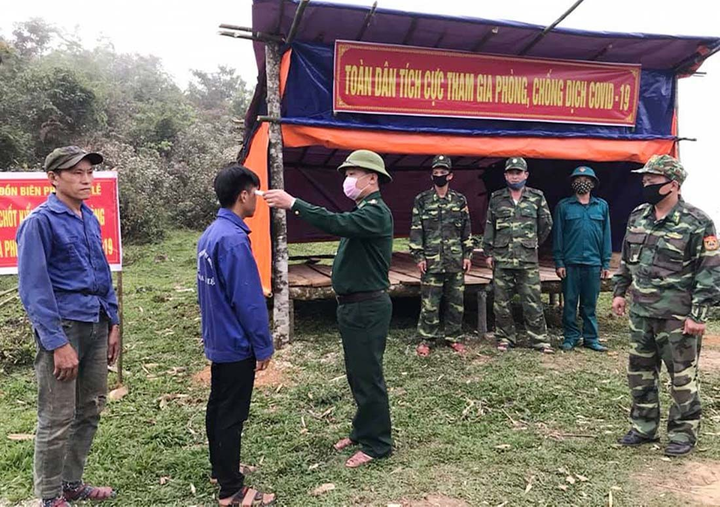 Bộ đội biên phòng ăn cơm trên lá chuối, trực 24/24 giờ chặn dịch Covid-19 - 8