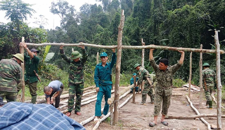 Bộ đội biên phòng ăn cơm trên lá chuối, trực 24/24 giờ chặn dịch Covid-19 - 9