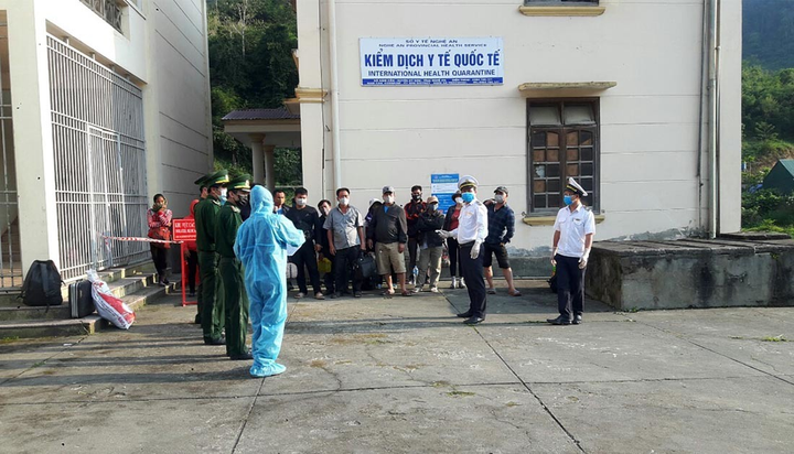 Bộ đội biên phòng ăn cơm trên lá chuối, trực 24/24 giờ chặn dịch Covid-19 - 6