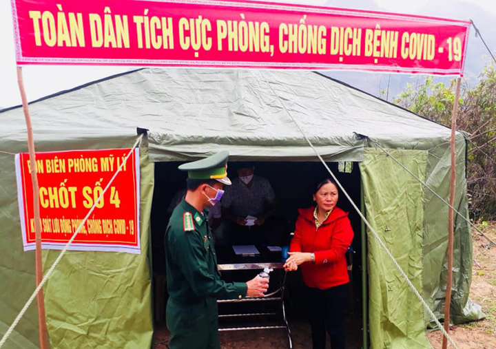 Bộ đội biên phòng ăn cơm trên lá chuối, trực 24/24 giờ chặn dịch Covid-19 - 4