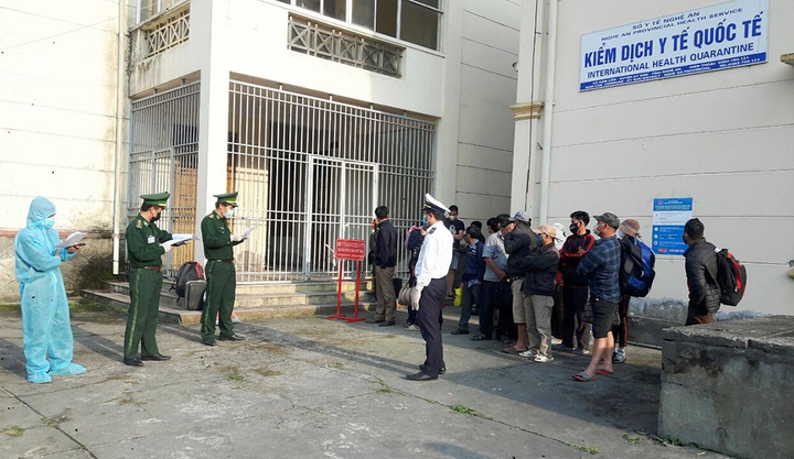 Bộ đội biên phòng ăn cơm trên lá chuối, trực 24/24 giờ chặn dịch Covid-19 - 7