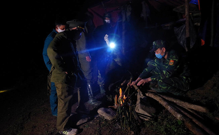 Bộ đội biên phòng ăn cơm trên lá chuối, trực 24/24 giờ chặn dịch Covid-19 - 13