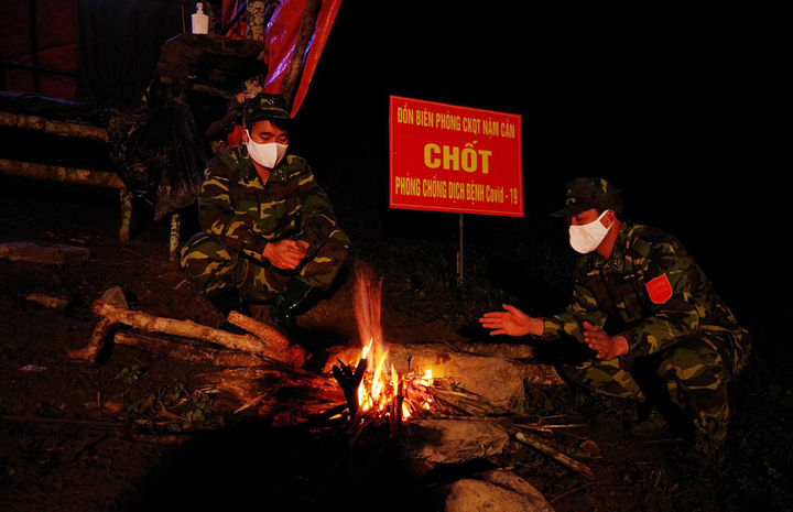 Bộ đội biên phòng ăn cơm trên lá chuối, trực 24/24 giờ chặn dịch Covid-19 - 11
