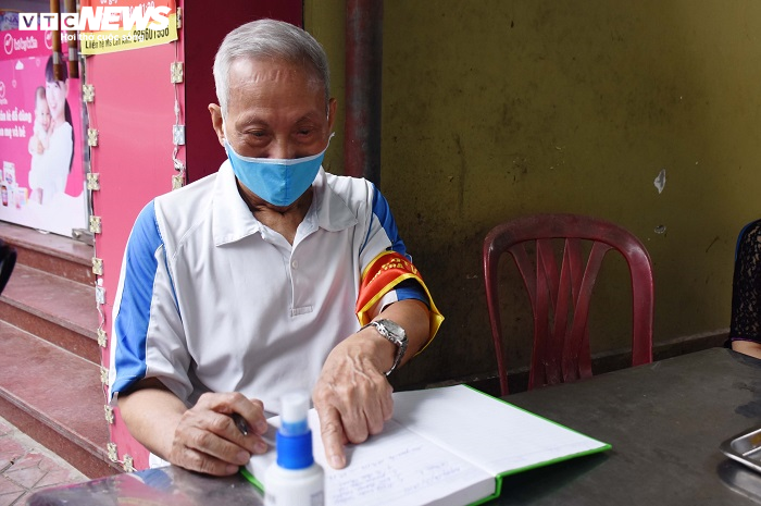 Ảnh: Hải Phòng kiểm tra thân nhiệt tất cả người ra vào thôn xóm - 1