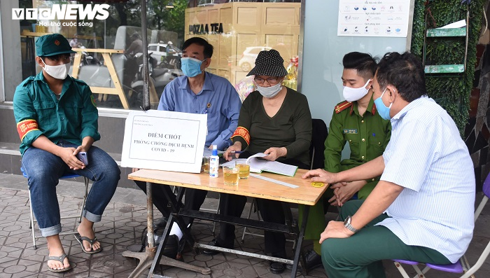 Ảnh: Hải Phòng kiểm tra thân nhiệt tất cả người ra vào thôn xóm - 2