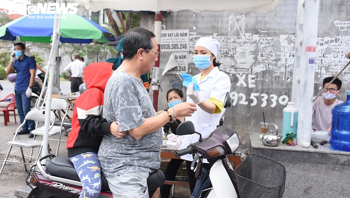 Ảnh: Hải Phòng kiểm tra thân nhiệt tất cả người ra vào thôn xóm - 8