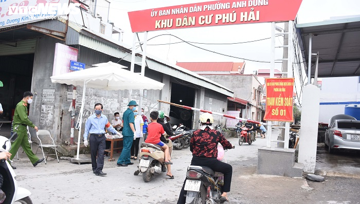 Ảnh: Hải Phòng kiểm tra thân nhiệt tất cả người ra vào thôn xóm - 5