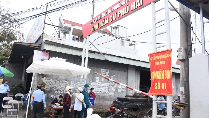 Ảnh: Hải Phòng kiểm tra thân nhiệt tất cả người ra vào thôn xóm - 9