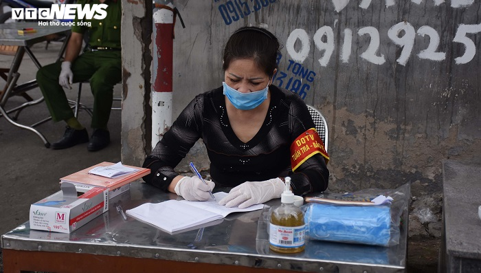 Ảnh: Hải Phòng kiểm tra thân nhiệt tất cả người ra vào thôn xóm - 4